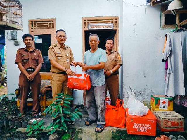 CAMAT SERAHKAN BANTUAN KEPADA KORBAN BENCANA KEBAKARAN DI DESA JANGKRIKAN